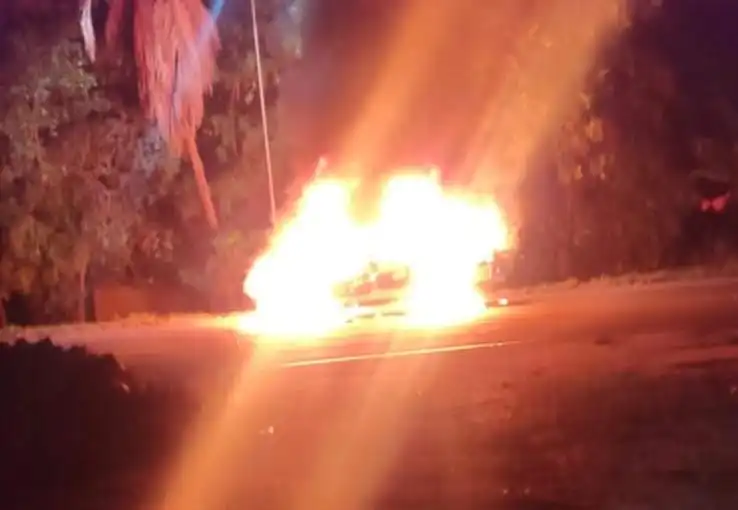 Incêndio destrói veículo  em Iconha