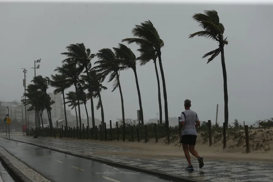 Setembro começa com alerta de ventania e tempestade